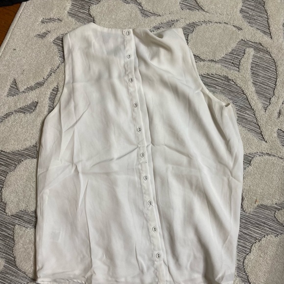 White sleeveless blouse - Picture 1 of 2